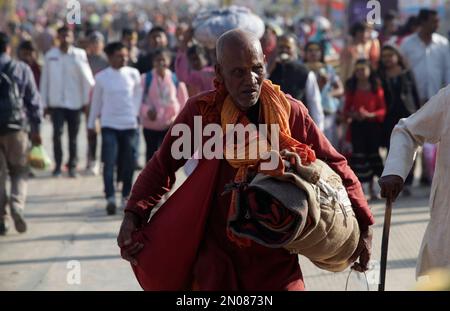 Prayagraj, Indien. Am 5. Februar 2023 kehren indische Anhänger nach ihrem heiligen Bad am Ufer des Ganges anlässlich des einmonatigen jährlichen Magh Mela Festivals in Prayagraj, Indien, zurück. Der Zusammenfluss von drei heiligen Flüssen (Ganga, Yamuna und das mythische Saraswati) Magh Mela findet bei „angam“ statt und zieht Tausende von Hindus an. Während der Magh Mela Hindu-Enthusiasten baden an günstigen Tagen in den Gewässern des Ganges in Prayagraj, Indien. Kredit: Anil Shakya/Alamy Live News Stockfoto