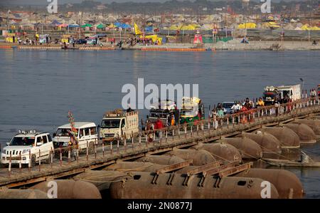 Prayagraj, Indien. Am 5. Februar 2023 kehren indische Anhänger nach ihrem heiligen Bad am Ufer des Ganges anlässlich des einmonatigen jährlichen Magh Mela Festivals in Prayagraj, Indien, zurück. Der Zusammenfluss von drei heiligen Flüssen (Ganga, Yamuna und das mythische Saraswati) Magh Mela findet bei „angam“ statt und zieht Tausende von Hindus an. Während der Magh Mela Hindu-Enthusiasten baden an günstigen Tagen in den Gewässern des Ganges in Prayagraj, Indien. Kredit: Anil Shakya/Alamy Live News Stockfoto