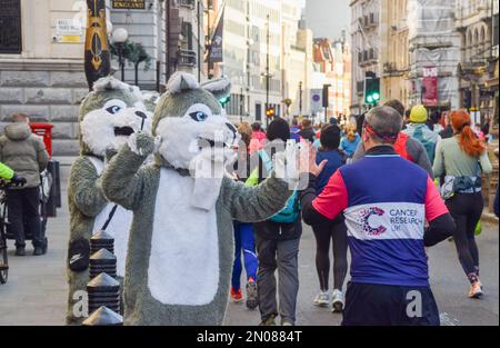 London, England, Großbritannien. 5. Februar 2023. Freiwillige in Hundekostümen jubeln die Läufer am Husky High Five Point on the Strand während des diesjährigen Cancer Research UK Winter Run im Zentrum von London an. Tausende von Läufern nehmen an der jährlichen Veranstaltung Teil und sammeln Mittel für die Krebsforschung. (Kreditbild: © Vuk Valcic/ZUMA Press Wire) NUR REDAKTIONELLE VERWENDUNG! Nicht für den kommerziellen GEBRAUCH! Kredit: ZUMA Press, Inc./Alamy Live News Stockfoto