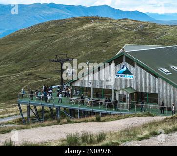 Aussichtsplattform neben der Berggondelstation des Nevis Range Resorts auf dem Aonach Mor Mountain in der Nähe von Fort William, Scottish Highlands, Schottland. Stockfoto