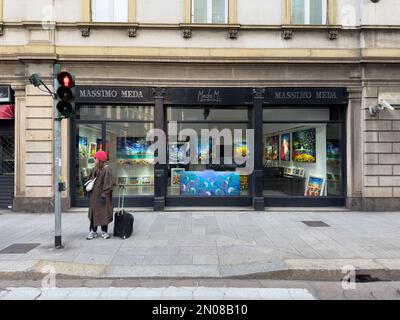 Ein Mädchen steht an den Ampeln im schicken und künstlerischen Brera-Viertel, mit einer wunderschönen Kunstgalerie, hinter ihr, Mailand, Italien Stockfoto