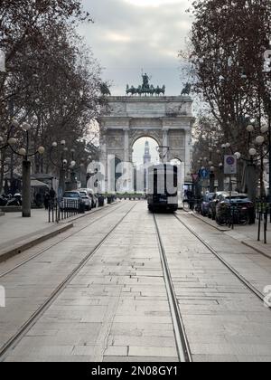 Ein herrlicher Blick auf den „Arco della Pace“ aus der Ferne im Winter, Mailand, Italien Stockfoto