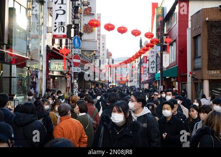 Yokohama, Präfektur Kanagawa, Japan. 5. Februar 2023. Vor dem Lantern-Festival in Yokohamas Chinatown, bei dem das Jahr des Hasen im chinesischen Zodiac gefeiert wird, gibt es ein geschäftiges Kultur- und Essenszentrum in Yokohama, Japan. Yokohama Chinatown (æ¨ªæµœä¸-è¯¡-) ist auch bekannt als China Town. Das Viertel bietet traditionelle chinesische Architektur, Geschäfte, die chinesische Waren verkaufen, und viele köstliche Imbissstände. Der nächste Bahnhof der Minato Mirai-Linie ist Motomachi-Chukagai, die letzte Haltestelle der Linie. (Kreditbild: © Taidgh Barron/ZUMA Stockfoto