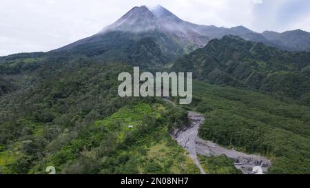 Yogyakarta. 5. Februar 2023. Dieses Luftfoto wurde am 5. Februar 2023 aufgenommen und zeigt einen Blick auf den Berg Merapi in Yogyakarta, Indonesien. Der 2.968 Meter hohe Berg Merapi ist einer der aktiven Vulkane in Indonesien. Kredit: Xu Qin/Xinhua/Alamy Live News Stockfoto