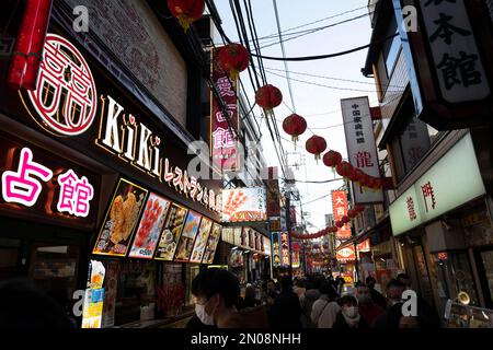 Yokohama, Präfektur Kanagawa, Japan. 5. Februar 2023. Vor dem Lantern-Festival in Yokohamas Chinatown, bei dem das Jahr des Hasen im chinesischen Zodiac gefeiert wird, gibt es ein geschäftiges Kultur- und Essenszentrum in Yokohama, Japan. Yokohama Chinatown (æ¨ªæµœä¸-è¯¡-) ist auch bekannt als China Town. Das Viertel bietet traditionelle chinesische Architektur, Geschäfte, die chinesische Waren verkaufen, und viele köstliche Imbissstände. Der nächste Bahnhof der Minato Mirai-Linie ist Motomachi-Chukagai, die letzte Haltestelle der Linie. (Kreditbild: © Taidgh Barron/ZUMA Stockfoto