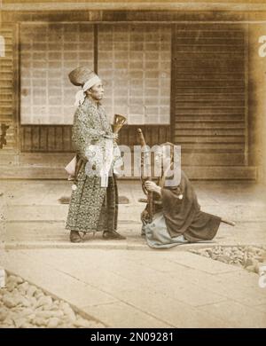 Ein Foto eines japanischen Samurai, der für seinen Meister kniet. Veröffentlicht in „Views & Costumes of Japan“ von Stillfried und Andersen (Yokohama, 1877). Stockfoto