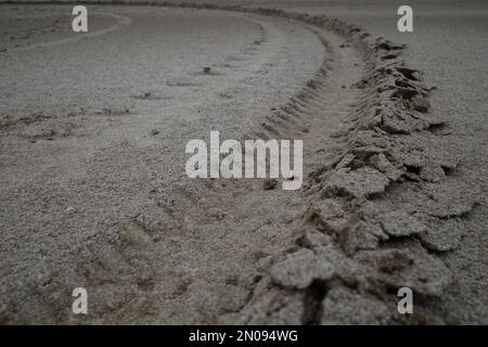 Reifenspuren am Strand Stockfoto