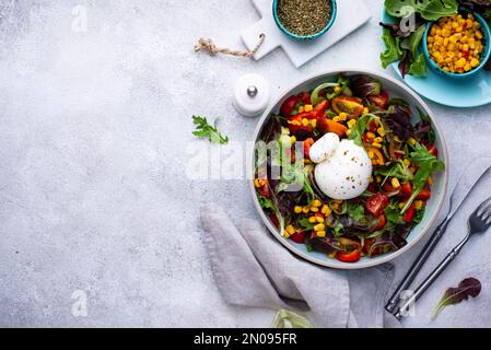 Burrata-Käse mit Gemüsesalat Stockfoto