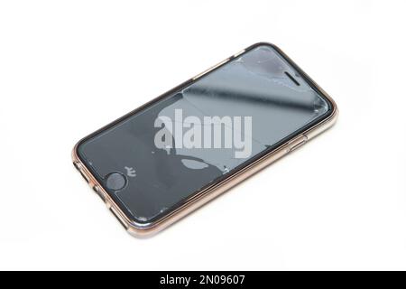 Das zerbrochene Schutzglas mit Rissen vom Smartphone-Touchscreen. Stockfoto