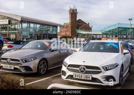 2019 Weißer MERCEDES BENZ A-KLASSE A 200 AMG LINE EXECUTIVE 1332cc Benzinmotor 7-Gang-Automatikgetriebe; auf dem Vorplatz des Autohändlers Evans Halsaw Ford in Chorley, Großbritannien Stockfoto