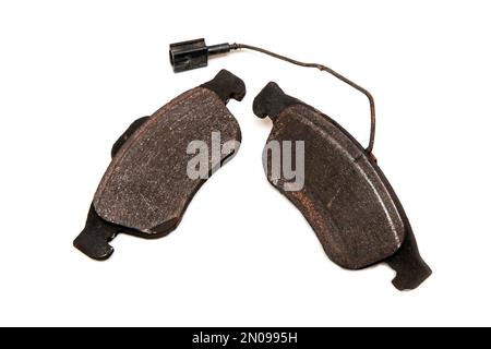 Die alten gebrauchten und rostigen Bremsbeläge sind auf weißem Hintergrund isoliert. Stockfoto