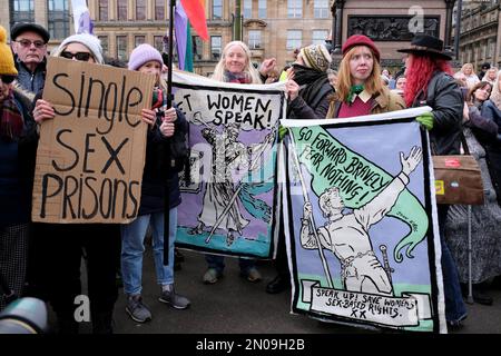 Glasgow, Schottland, Großbritannien. 5. Februar 2023 Für die Women Rally am George Square eintreten, für die Rechte und Sicherheit von Frauen und Mädchen eintreten. Demonstration gegen ein Gesetz, das es Männern erlaubt, Frauen-Toiletten zu benutzen und Männer in Frauengefängnisse zu schicken. Kredit: Craig Brown/Alamy Live News Stockfoto