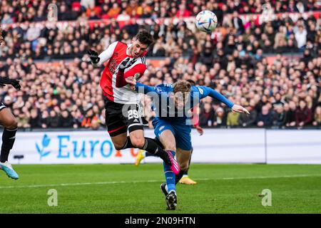 Rotterdam - Santiago Gimenez von Feyenoord, Jarrad Branthwaite von PSV Eindhoven während des Spiels zwischen Feyenoord und PSV Eindhoven im Stadion Feijenoord De Kuip am 5. Februar 2023 in Rotterdam, Niederlande. (Box zu Box Pictures/Tom Bode) Stockfoto