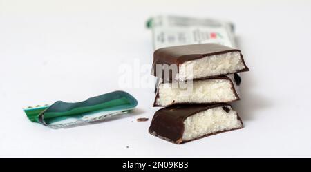 Schokoladenproteinriegel gefüllt mit Schokoladensoße, auf weißem Hintergrund geschnitten Stockfoto