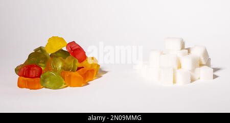 Gummigelee-Bären, kauende Fruchtbonbons und raffinierte süße Zuckerstapel. Konsumprion und sucht. Hochwertiges Foto Stockfoto