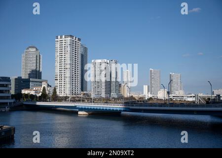 Yokohama, Präfektur Kanagawa, Japan. 5. Februar 2023. Wohnungs- und gewerbliche japanische Immobilienentwicklungsprojekte in der Nähe des Bay Quarter und des Bahnhofs Yokohama aus Sicht von Minato Mirai 21 mit der Minato Mirari Brücke, die den Fluss Katabira überquert. (Kreditbild: © Taidgh Barron/ZUMA Press Wire) NUR REDAKTIONELLE VERWENDUNG! Nicht für den kommerziellen GEBRAUCH! Stockfoto