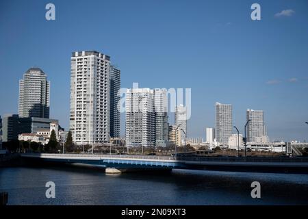 Yokohama, Präfektur Kanagawa, Japan. 5. Februar 2023. Wohnungs- und gewerbliche japanische Immobilienentwicklungsprojekte in der Nähe des Bay Quarter und des Bahnhofs Yokohama aus Sicht von Minato Mirai 21 mit der Minato Mirari Brücke, die den Fluss Katabira überquert. (Kreditbild: © Taidgh Barron/ZUMA Press Wire) NUR REDAKTIONELLE VERWENDUNG! Nicht für den kommerziellen GEBRAUCH! Stockfoto