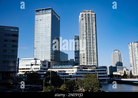 Yokohama, Präfektur Kanagawa, Japan. 5. Februar 2023. Wohnungs- und gewerbliche japanische Immobilienentwicklungsprojekte in der Nähe des Bay Quarter und des Bahnhofs Yokohama aus Sicht von Minato Mirai 21 mit der Minato Mirari Brücke, die den Fluss Katabira überquert. (Kreditbild: © Taidgh Barron/ZUMA Press Wire) NUR REDAKTIONELLE VERWENDUNG! Nicht für den kommerziellen GEBRAUCH! Stockfoto