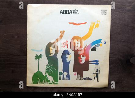 Lublin, Polen. 18. Januar 2023.ABBA der Album-Rekord auf dunklem Holztisch Stockfoto