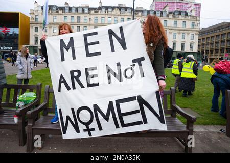 Glasgow, Schottland, Großbritannien. 5. Februar 2023 Anti-GRA-Reformprotestierende bei einer von der Frauenvertretung in George Square, Glasgow organisierten "Let Women Speak"-Kundgebung. Die Frauenrechtsbewegung unterstützt die britische Regierung bei der Anwendung einer Anordnung nach Section 35, um Schottlands jüngsten Gender Recognition Reform Bill zu blockieren. Credit Iain Masterton/Alamy Live News Stockfoto