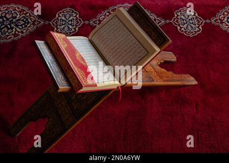 Islamisches Foto. Der Heilige Koran oder Kuran-i Kerim auf dem Rednerpult in einer Moschee. Ramadan-Konzeptfoto. Istanbul Turkiye - 1.18.2023 Stockfoto