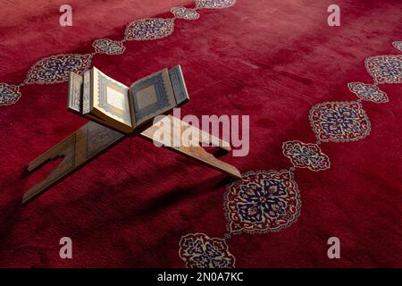 Islamisches Hintergrundfoto. Der Heilige Koran auf dem Rednerpult in der Moschee. Ramadan oder kandil oder Laylat al-qadr Konzeptfoto. Istanbul Turkiye - 1.18.2023 Stockfoto