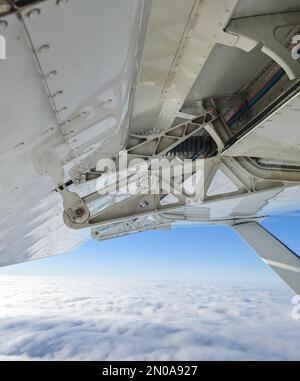 Detailansicht von Klappen, Hochhubvorrichtungen und Stellgliedern eines Flugzeugs der allgemeinen Luftfahrt, das mit Stallgeschwindigkeit fliegt. Strebe und Flügel des Halb-Auslegers hoch- Stockfoto