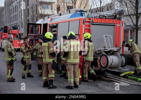 Berlin, Deutschland. 05. Februar 2023. Feuerwehrleute stehen während einer Operation vor dem Eingang zum Pflegeheim Vivantes Hauptstadtpflege Haus Seebrücke in Hakenfelde. Eine Frau wurde bei einem Brand in der Pflegeeinrichtung schwer verletzt. Kredit: Carsten Koall/dpa/Alamy Live News Stockfoto