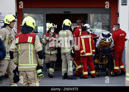 Berlin, Deutschland. 05. Februar 2023. Feuerwehrleute stehen während einer Operation vor dem Eingang zum Pflegeheim Vivantes Hauptstadtpflege Haus Seebrücke in Hakenfelde. Eine Frau wurde bei einem Brand in der Pflegeeinrichtung schwer verletzt. Kredit: Carsten Koall/dpa/Alamy Live News Stockfoto