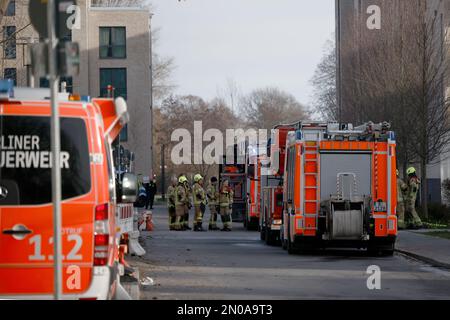 Berlin, Deutschland. 05. Februar 2023. Während einer Operation vor dem Eingang zum Pflegeheim Vivantes Hauptstadtpflege Haus Seebrücke in Hakenfelde stehen Einsatzkräfte der Feuerwehr neben ihren Fahrzeugen. Eine Frau wurde bei einem Brand in der Pflegeeinrichtung schwer verletzt. Kredit: Carsten Koall/dpa/Alamy Live News Stockfoto