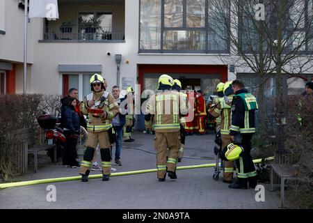 Berlin, Deutschland. 05. Februar 2023. Feuerwehrleute stehen während einer Operation vor dem Eingang zum Pflegeheim Vivantes Hauptstadtpflege Haus Seebrücke in Hakenfelde. Eine Frau wurde bei einem Brand in der Pflegeeinrichtung schwer verletzt. Kredit: Carsten Koall/dpa/Alamy Live News Stockfoto