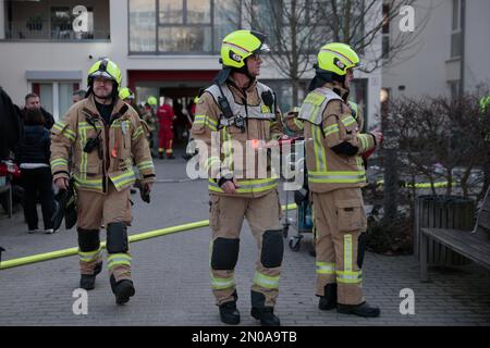 Berlin, Deutschland. 05. Februar 2023. Feuerwehrleute stehen während einer Operation vor dem Eingang zum Pflegeheim Vivantes Hauptstadtpflege Haus Seebrücke in Hakenfelde. Eine Frau wurde bei einem Brand in der Pflegeeinrichtung schwer verletzt. Kredit: Carsten Koall/dpa/Alamy Live News Stockfoto