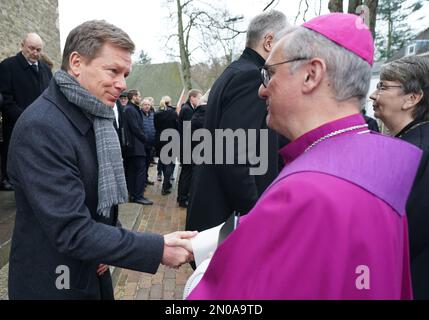 05. Februar 2023, Schleswig-Holstein, Neumünster: Richard Lutz (l) , Vorstandsvorsitzender der Deutschen Bahn AG, schüttelt nach einer Beerdigung der Opfer des Messeranschlags in einem Regionalzug von Kiel nach Hamburg die Hand von Erzbischof Stefan Heße (r). Der Ökumenische Gottesdienst findet in der Vicelinkirche in Neumünster statt. In der Stadt besuchten die Opfer des Verbrechens - ein 17-jähriges Mädchen und ein 19-jähriger junger Mann - eine Berufsschule. Beim Messerangriff am 25. Januar wurden zwei Menschen getötet und fünf verletzt, drei davon kritisch. Foto: Marcu Stockfoto