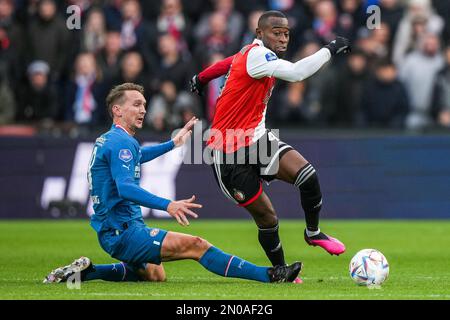 Rotterdam - Luuk de Jong von PSV Eindhoven, Lutsharel Geertruida von Feyenoord während des Spiels Feyenoord gegen PSV Eindhoven im Stadion Feijenoord De Kuip am 5. Februar 2023 in Rotterdam, Niederlande. (Box zu Box Pictures/Tom Bode) Stockfoto