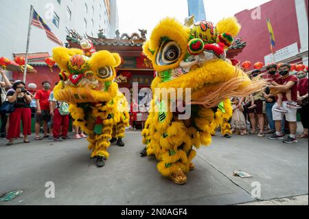 (230205) -- KUALA LUMPUR, 5. Februar 2023 (Xinhua) -- Löwentänzer treten während des Lantern Festivals in der Petaling Street von Kuala Lumpur, Malaysia, am 5. Februar 2023 auf. (Foto: Chong Voon Chung/Xinhua) Stockfoto