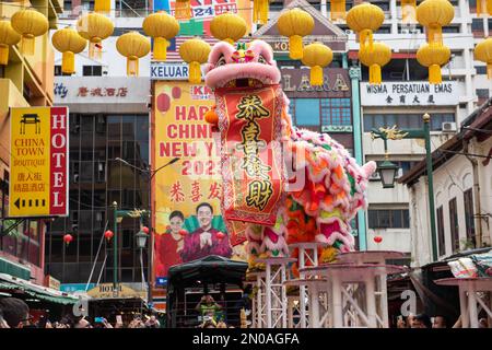 (230205) -- KUALA LUMPUR, 5. Februar 2023 (Xinhua) -- Menschen sehen Löwentanz während der Lantern Festival Feier in der Petaling Street von Kuala Lumpur, Malaysia, 5. Februar 2023. (Foto: Chong Voon Chung/Xinhua) Stockfoto