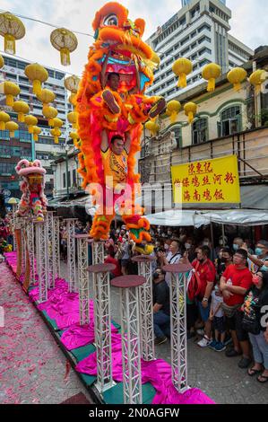 (230205) -- KUALA LUMPUR, 5. Februar 2023 (Xinhua) -- Löwentänzer treten während des Lantern Festivals in der Petaling Street von Kuala Lumpur, Malaysia, am 5. Februar 2023 auf. (Foto: Chong Voon Chung/Xinhua) Stockfoto