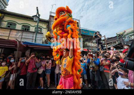 (230205) -- KUALA LUMPUR, 5. Februar 2023 (Xinhua) -- Menschen sehen Löwentanz während der Lantern Festival Feier in der Petaling Street von Kuala Lumpur, Malaysia, 5. Februar 2023. (Foto: Chong Voon Chung/Xinhua) Stockfoto