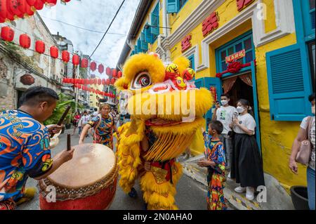 (230205) -- KUALA LUMPUR, 5. Februar 2023 (Xinhua) -- Menschen sehen Löwentanz während der Lantern Festival Feier in der Petaling Street von Kuala Lumpur, Malaysia, 5. Februar 2023. (Foto: Chong Voon Chung/Xinhua) Stockfoto