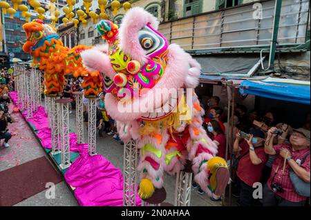 (230205) -- KUALA LUMPUR, 5. Februar 2023 (Xinhua) -- Löwentänzer treten während des Lantern Festivals in der Petaling Street von Kuala Lumpur, Malaysia, am 5. Februar 2023 auf. (Foto: Chong Voon Chung/Xinhua) Stockfoto