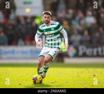 5. Februar 2023; McDiarmid Park, Perth, Schottland: Scottish Premiership Football, St. Johnstone gegen Celtic; Greg Taylor von Celtic auf dem Ball Stockfoto