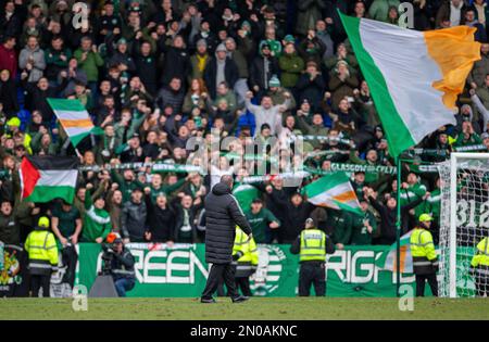 5. Februar 2023; McDiarmid Park, Perth, Schottland: Scottish Premiership Football, St. Johnstone gegen Celtic; Celtic Manager Angelos Postecoglou feiert Stockfoto