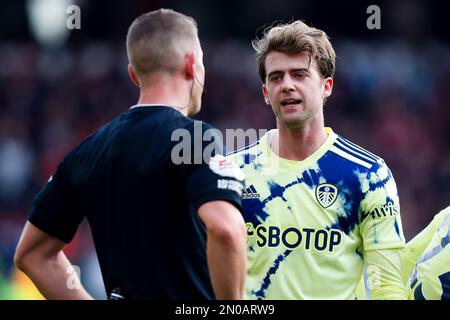 The City Ground, Nottingham, Großbritannien. 5. Februar 2023. Premier League Football, Nottingham Forest gegen Leeds United; Patrick Bamford von Leeds United beschwert sich nach einer umstrittenen Entscheidung beim Schiedsrichter Robert Jones. Credit: Action Plus Sports/Alamy Live News Stockfoto