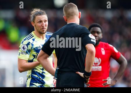 The City Ground, Nottingham, Großbritannien. 5. Februar 2023. Premier League Football, Nottingham Forest gegen Leeds United; Luke Ayling von Leeds United beschwert sich nach einer umstrittenen Entscheidung beim Schiedsrichter Robert Jones. Credit: Action Plus Sports/Alamy Live News Stockfoto