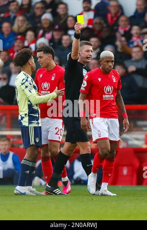 The City Ground, Nottingham, Großbritannien. 5. Februar 2023. Premier League Football, Nottingham Forest gegen Leeds United; Danilo of Nottingham Forest wird von Schiedsrichter Robert Jones Credit: Action Plus Sports/Alamy Live News mit einer gelben Karte gezeigt Stockfoto