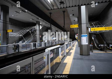 Yokohama, Präfektur Kanagawa, Japan. 5. Februar 2023. Bahnsteig der Shin-takashima Station. (Æ-°é«˜å³¶æ¸¯Ã¿Ã‚ Ã„·š). Die Minato Mirai-Linie, auf Japanisch als c c (Minato Mirai-sen) bekannt, ist eine schnelle Transitlinie in Yokohama, Japan. Es gehört der Yokohama Municipal Subway, wird aber von der Tokyu Corporation betrieben und verbindet das Zentrum von Yokohama mit dem Minato Mirai 21, einem modernen Geschäfts- und Handelszentrum. Die Linie bietet bequemen Zugang zu beliebten Attraktionen wie dem Yokohama Landmark Tower, dem Pacifico Convention Center und dem Cosmo World Vergnügungspark. Th Stockfoto