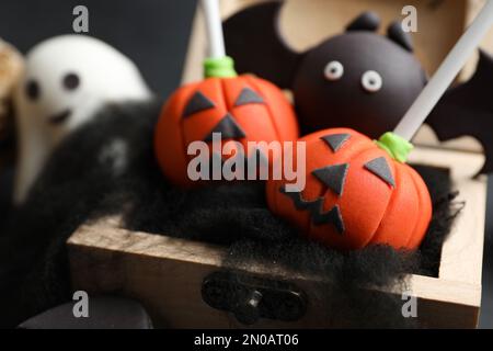 Verschiedene leckere Halloween-Tortenkuchen, Nahaufnahme Stockfoto