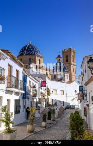 Altea, Spanien - 3. Februar 2023: Historisches Stadtzentrum von Altea mit der Kirche Our Lady of Solace und weiß getünchten Gebäuden Stockfoto