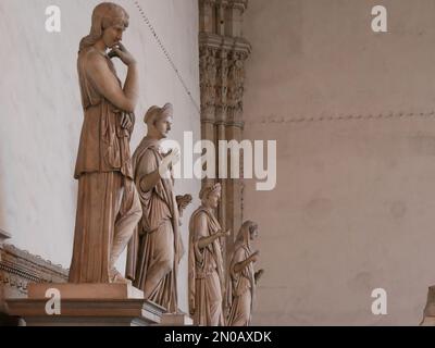 Antike römische Skulptur einer Vestalin an der Loggia dei Lanzi, Florenz, Italien Stockfoto