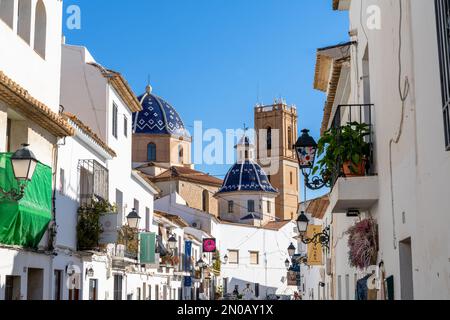 Altea, Spanien - 3. Februar 2023: Historisches Stadtzentrum von Altea mit der Kirche Our Lady of Solace und weiß getünchten Gebäuden Stockfoto